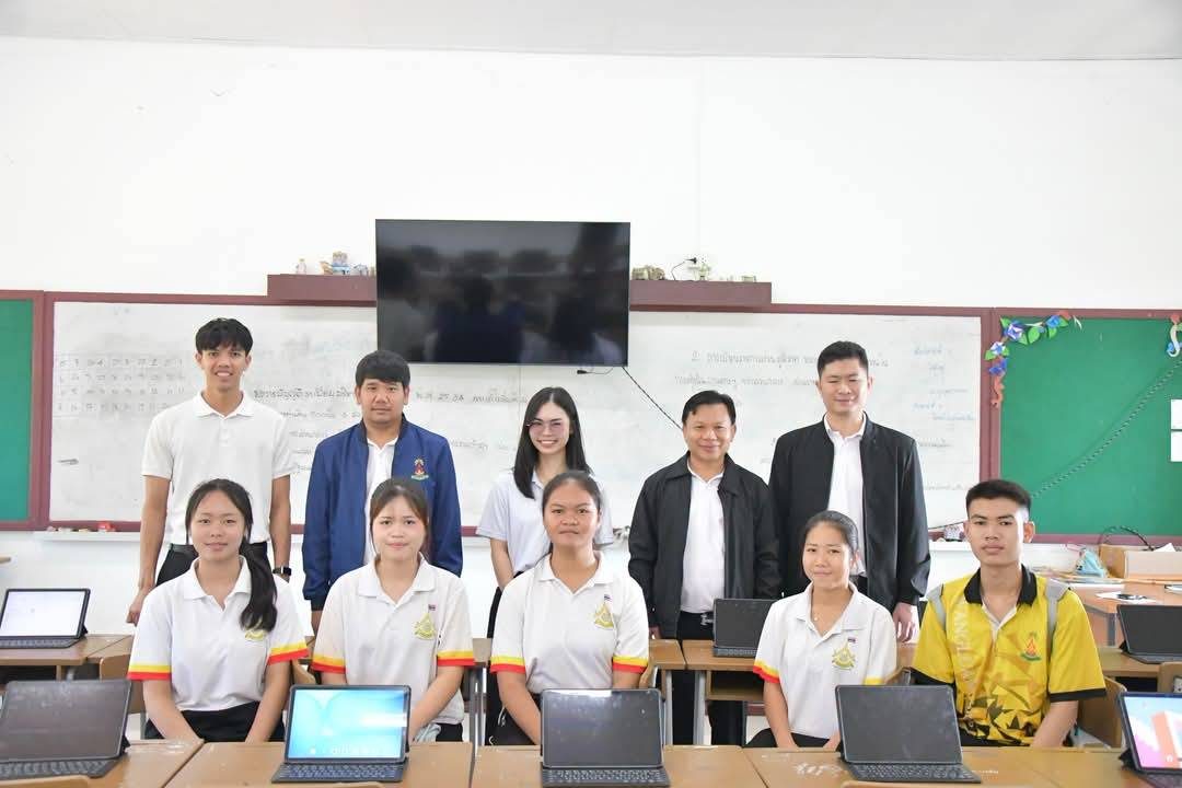 ถ่ายภาพร่วมกับนักเรียน