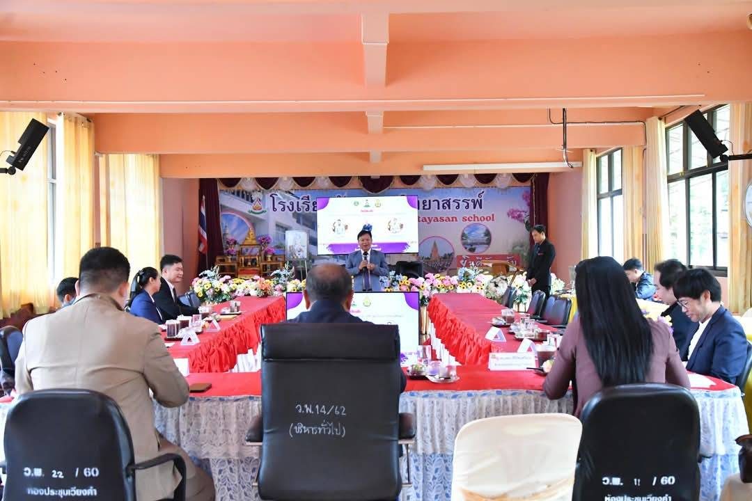 ประชุมโต๊ะกลมที่โรงเรียน