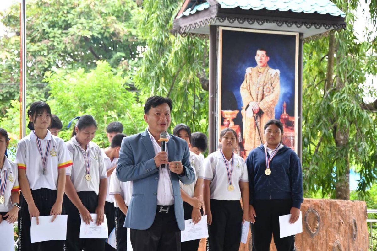 ถ่ายภาพร่วมกับนักเรียนผู้ได้รับรางวัล