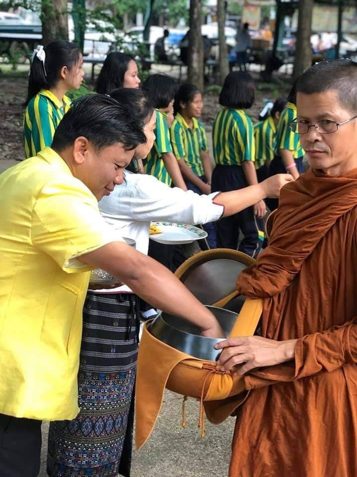 ทำบุญตักบาตร